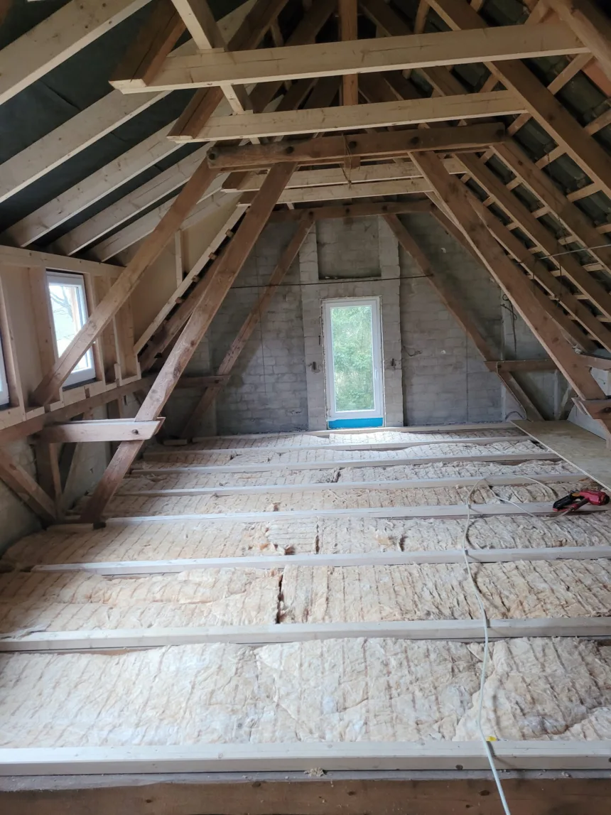 Offener Dachstuhl im Altbau: alte Sparren und Kehlbalken, neue Lattung, Dämmung zwischen den Deckenbalken