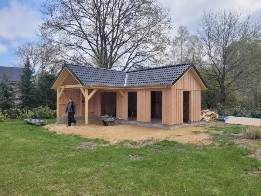 Carport mit Geräteräumen in L-Form, Lärchenschalung und Satteldach
