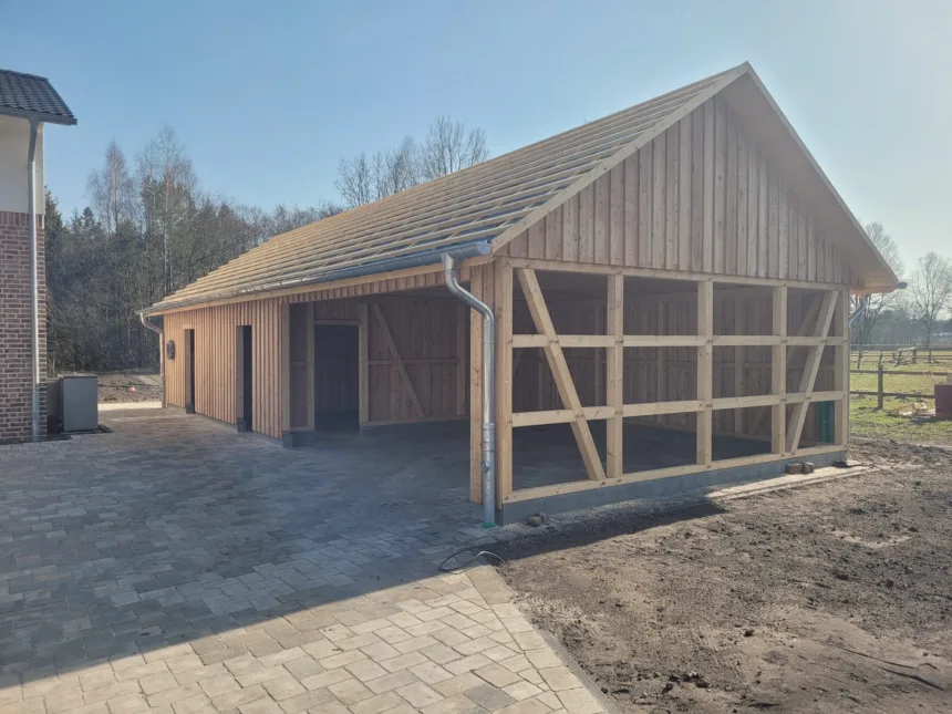 Carport mit Fachwerkwand und Geräteraum, Satteldach, gepflasterte Zufahrt
