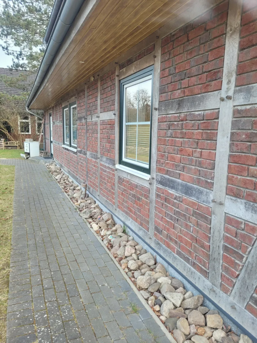 Fachwerkhaus mit rotem Klinker und alten Eichenständern, Dachüberstand mit Holzuntersicht